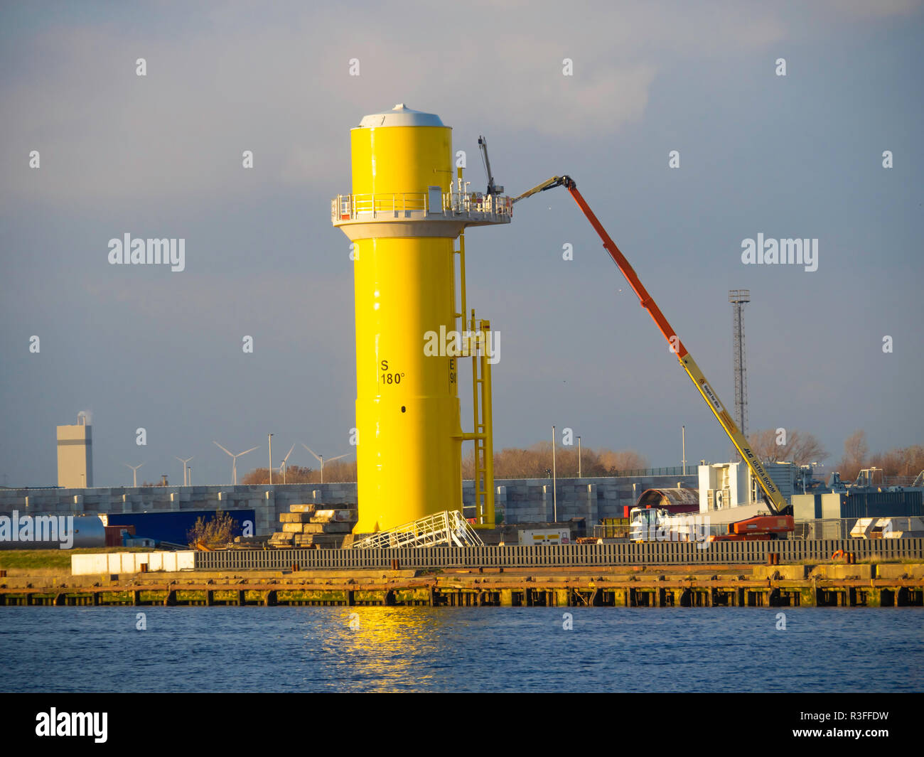 La pittura di centrali eoliche offshore pezzo di transizione sulla banchina a Wilton gruppo cantiere di fabbricazione a Port Clarence sul Fiume Tees Foto Stock