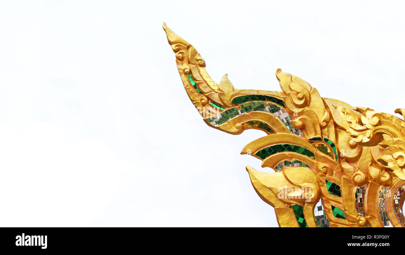 Stile di disegno Thai / thai tradizionale modello sulla statua d oro giallo nel tempio isolato su sfondo bianco Foto Stock