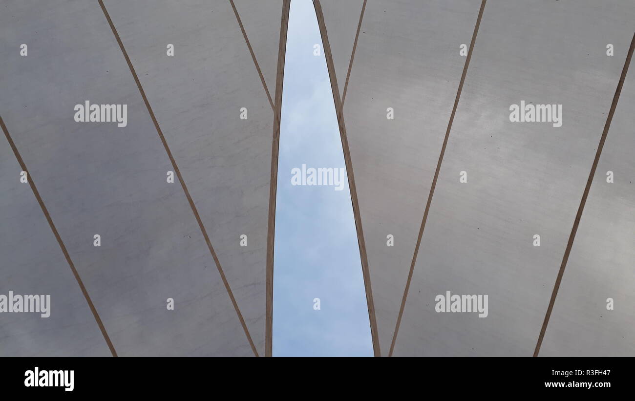 Tessuti per coprire il sole e a fare le ombre, con forme triangolari Foto Stock