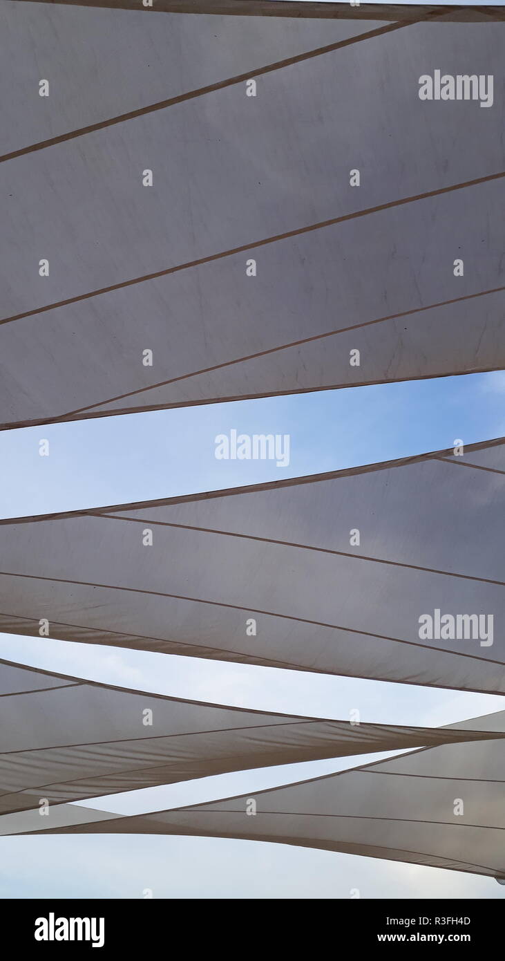 Tessuti per coprire il sole e a fare le ombre, con forme triangolari Foto Stock