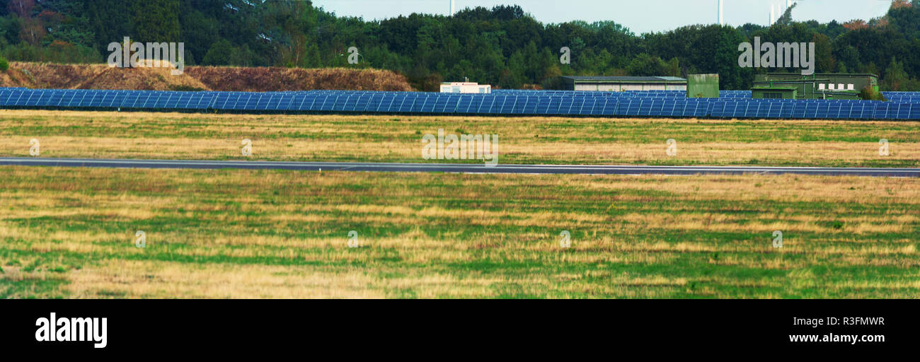 Panorama del sistema solare di Weeze Aeroporto. L'aeroporto utilizza enormi parchi solari per coprire il proprio consumo di energia. Foto Stock