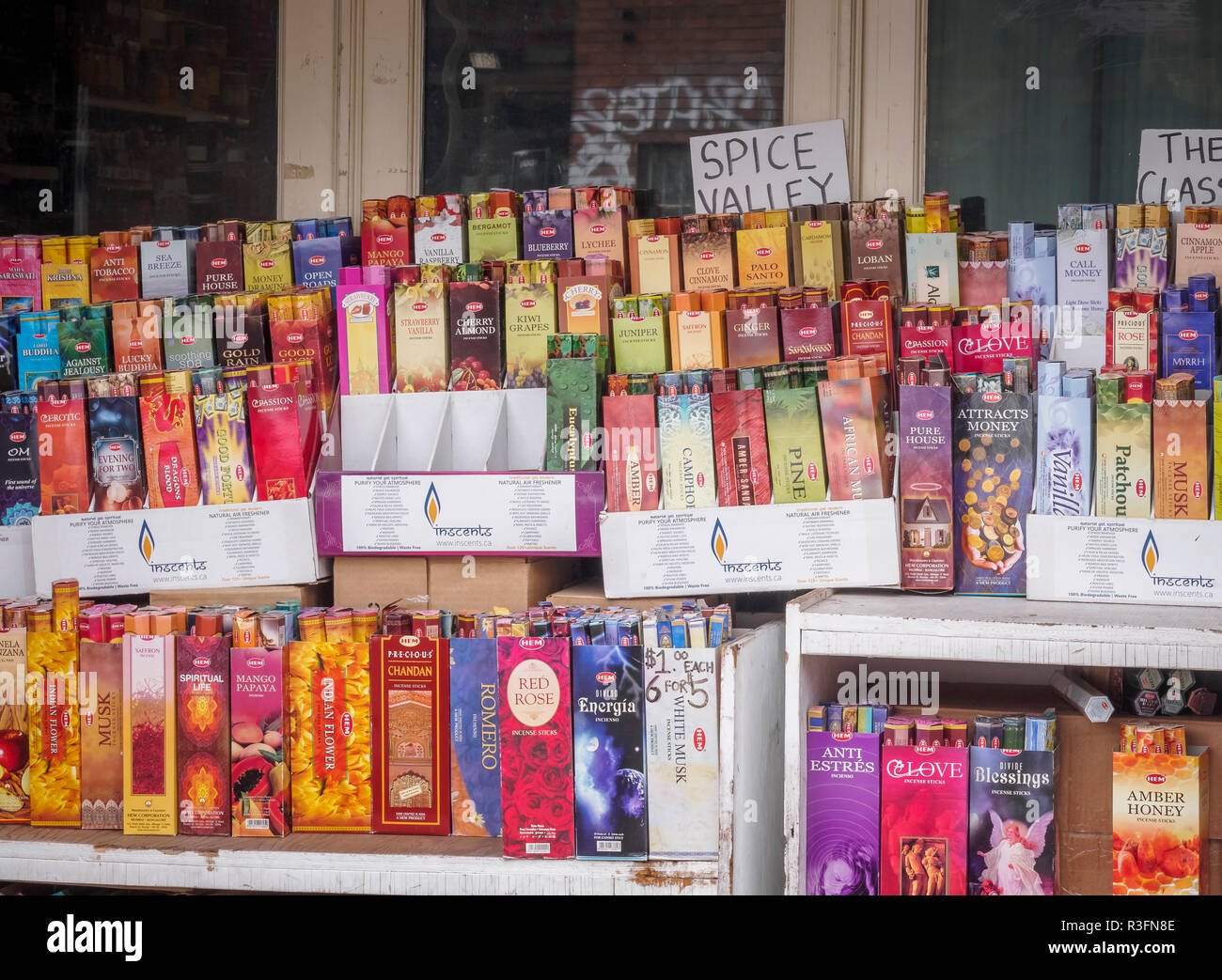 Bastoncini di incenso impilati e venduti al di fuori di un mercato durante il periodo estivo in Kensington market, Toronto, Ontario in Canada. Cultura orientale influenza sulla West Foto Stock