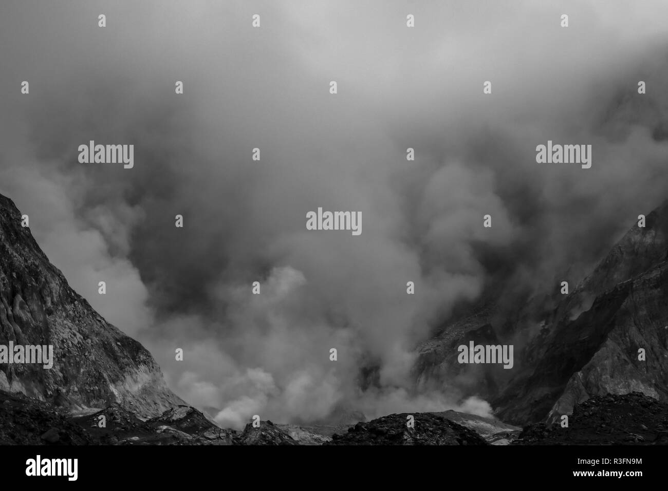 Fumo che si erge su vulcanica e attiva White Island, Nuova Zelanda in bianco e nero Foto Stock