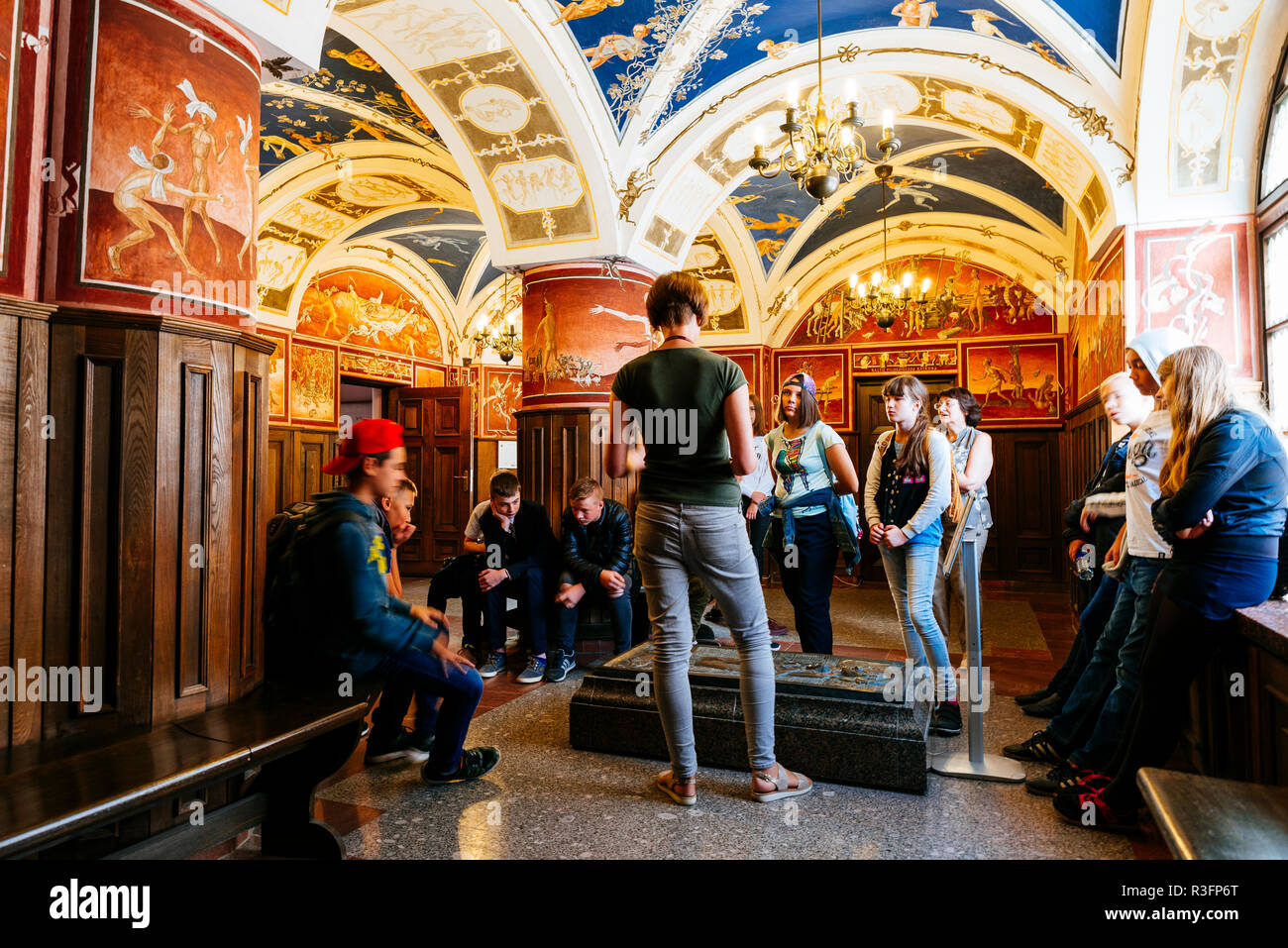 Visitare il sito web degli allievi del Centro di Studi lituana. Petras Repsys' affresco "le stagioni dell'anno" con motivi dalla mitologia del Baltico. Vilniu Foto Stock