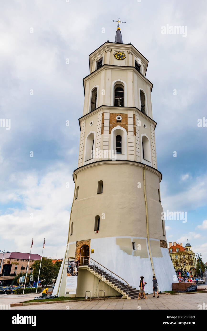 Il campanile della cattedrale. Basilica Cattedrale di San Stanislao e San Ladislao di Vilnius è la principale cattedrale cattolica romana di Lituania.Vilnius Foto Stock