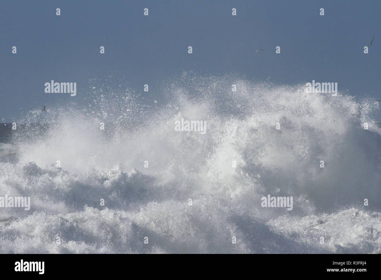 Detaile grande mare tempestoso schizzi d'onda Foto Stock