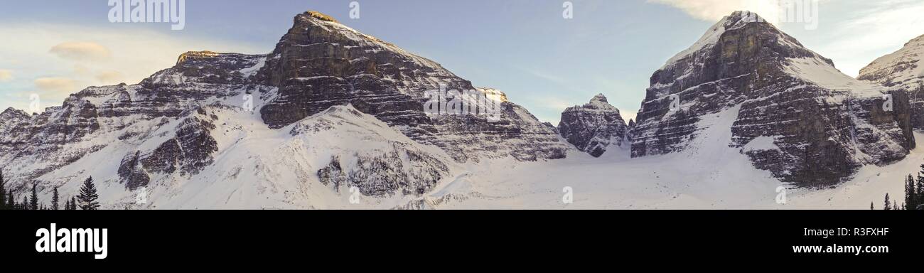 Vette innevate delle Montagne Rocciose nella pianura dei sei ghiacciai Sentiero escursionistico. Paesaggio panoramico invernale panoramico, Banff National Park Alberta Canada Foto Stock