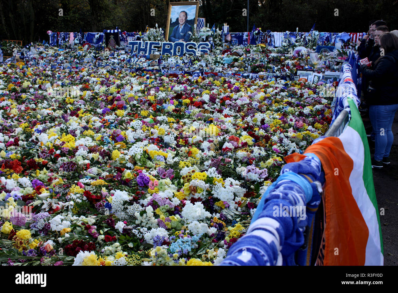 I fiori di cui dagli appassionati di calcio per la scomparsa di Vichai Srivaddhanaprabha, il presidente di Leicester City Football Club Foto Stock