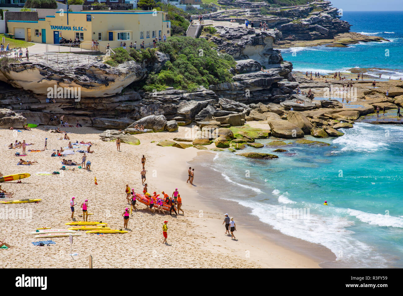 Tamarama Beach A Sydney Con Surf Life Saving Club E Bagnini Di Pattugliamento Della Spiaggia E Del Mare Sydney Australia Foto Stock Alamy Tamarama Beach A Sydney Con Surf Life Saving Club E Bagnini Di Pattugliamento Della Spiaggia E Del Mare Sydney Australia Foto Stock Alamy