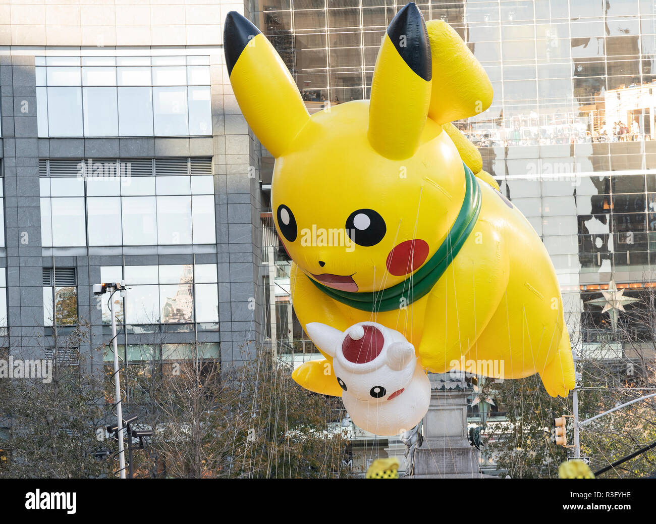 new-york-pikachu-da-pokemon-palloncino-gigante-galleggianti-in-92esima-macys-la-giornata-del-ringraziamento-sfilano-per-le-strade-di-manhattan-in-frigida-meteo-foto-di-lev-radin-pacific-stampa-r3fyhe.jpg