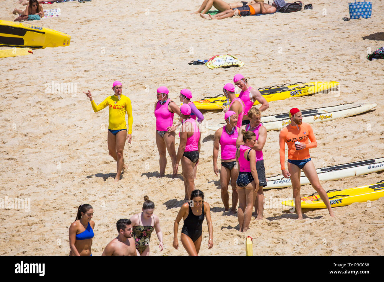 Surf lifesaving volontari su Tamarama Beach a Sydney sobborghi orientali, Nuovo Galles del Sud, Australia Foto Stock