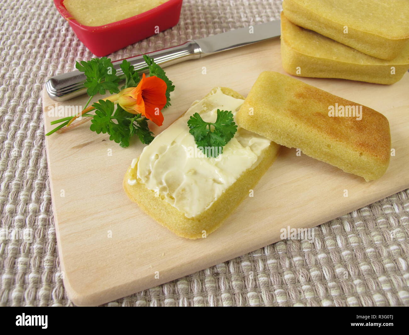 Il mais mini focacce con burro Foto Stock