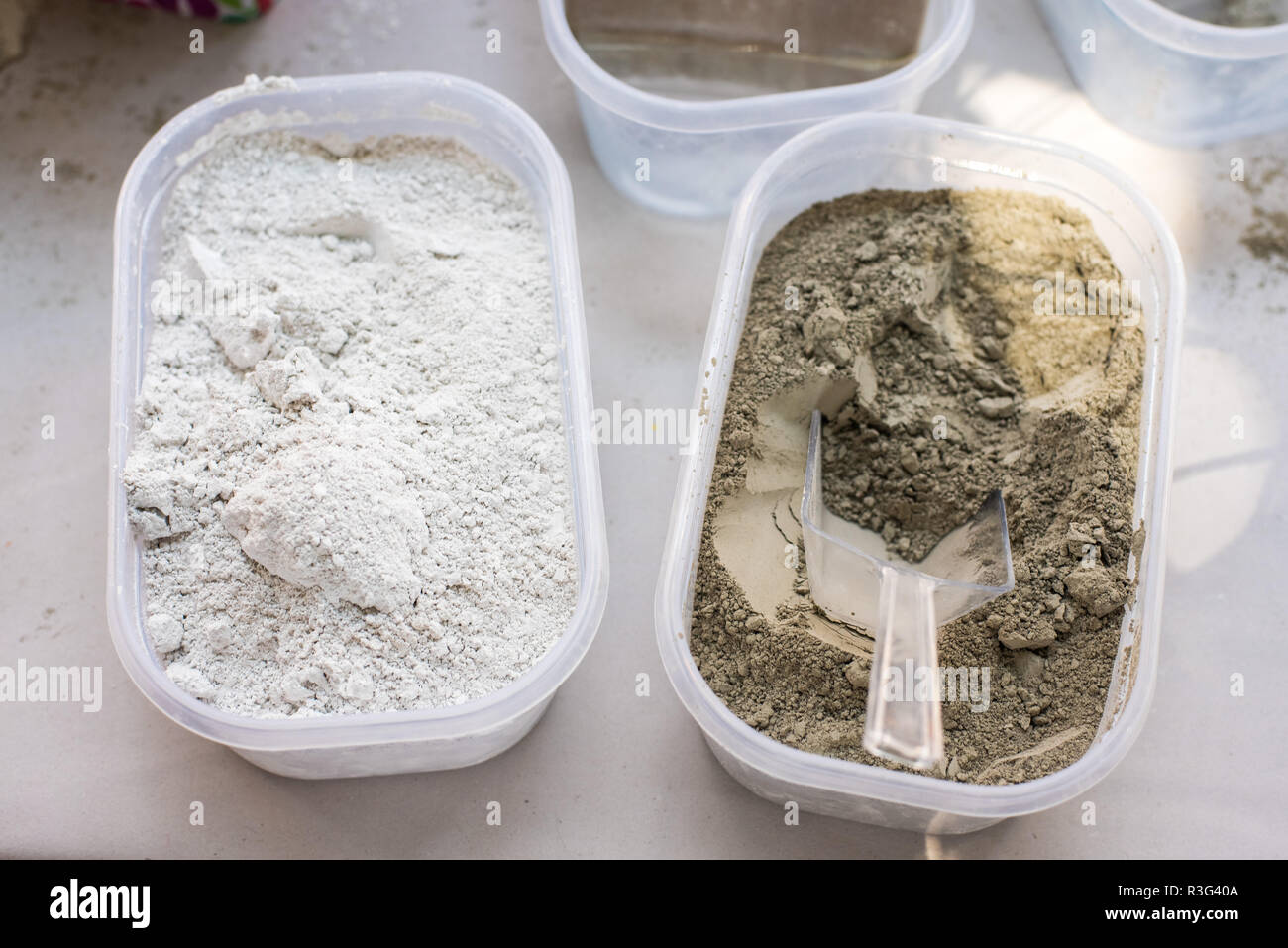 Contenitore con cemento e polvere di gesso Foto stock - Alamy