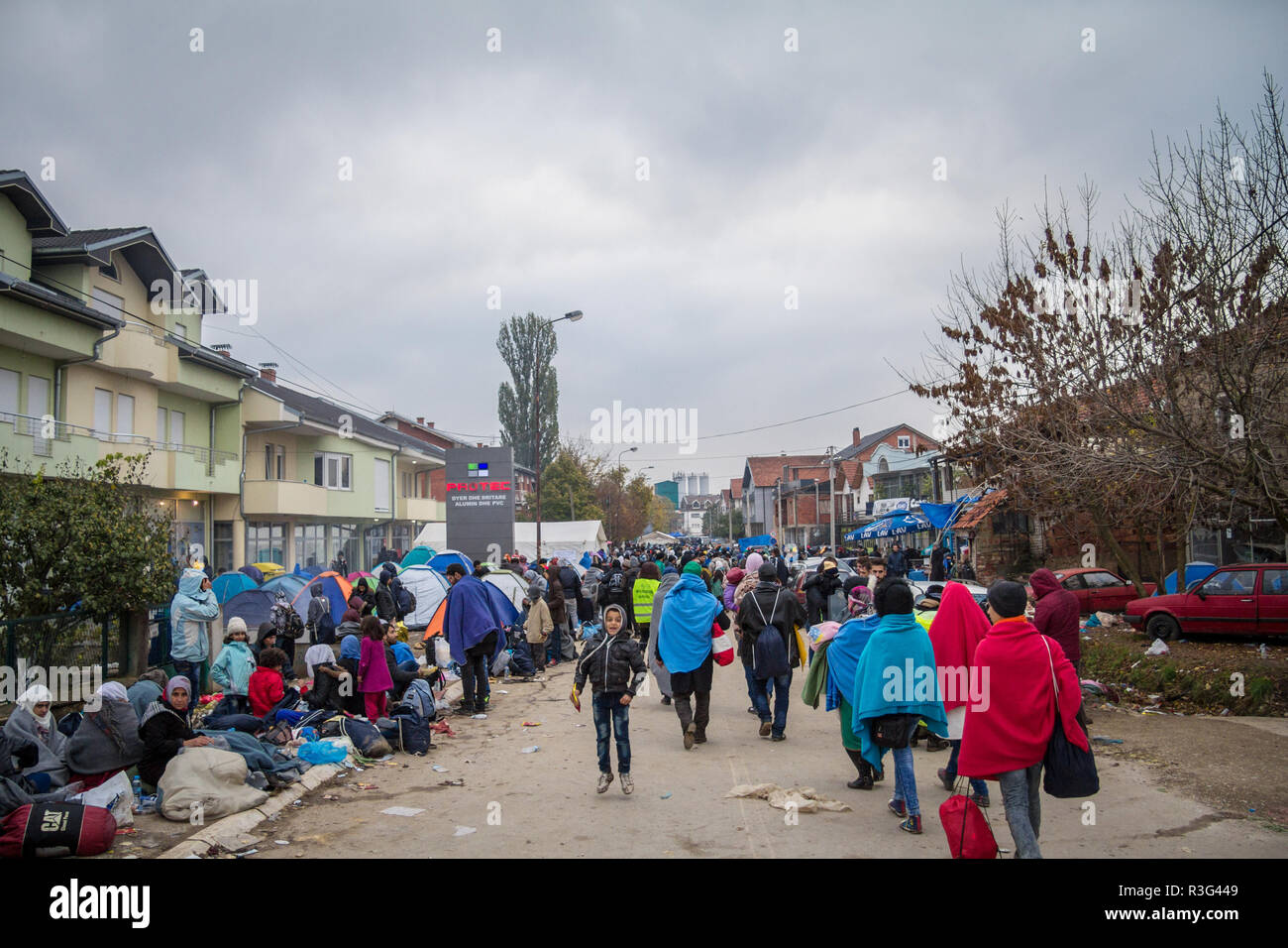 BAPSKA, Croazia - 24 ottobre 2015: folla di profughi in attesa di registrare e inserire la Serbia al confine con la Macedonia sulla rotta dei Balcani, durante Refu Foto Stock
