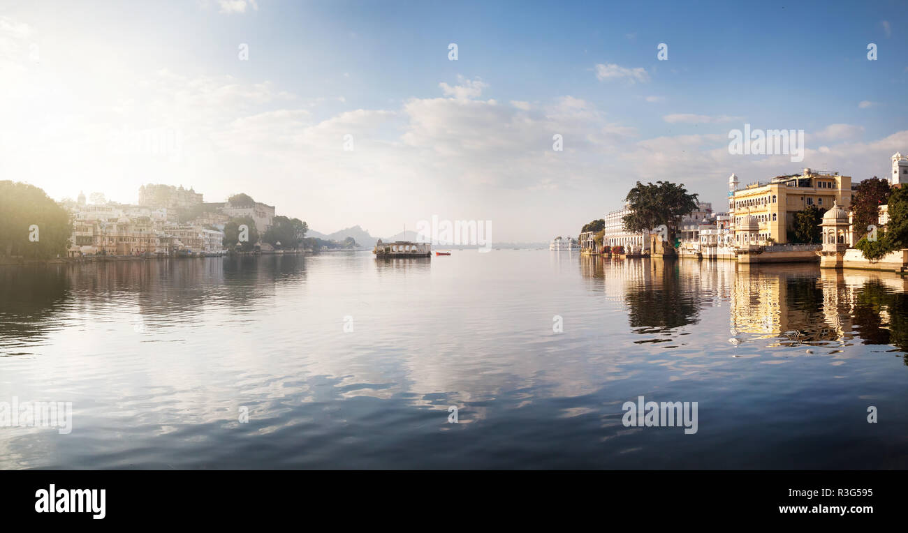 Lago Pichola Panorama con white Palace in centro a cielo nuvoloso in Udaipur, Rajasthan, India Foto Stock