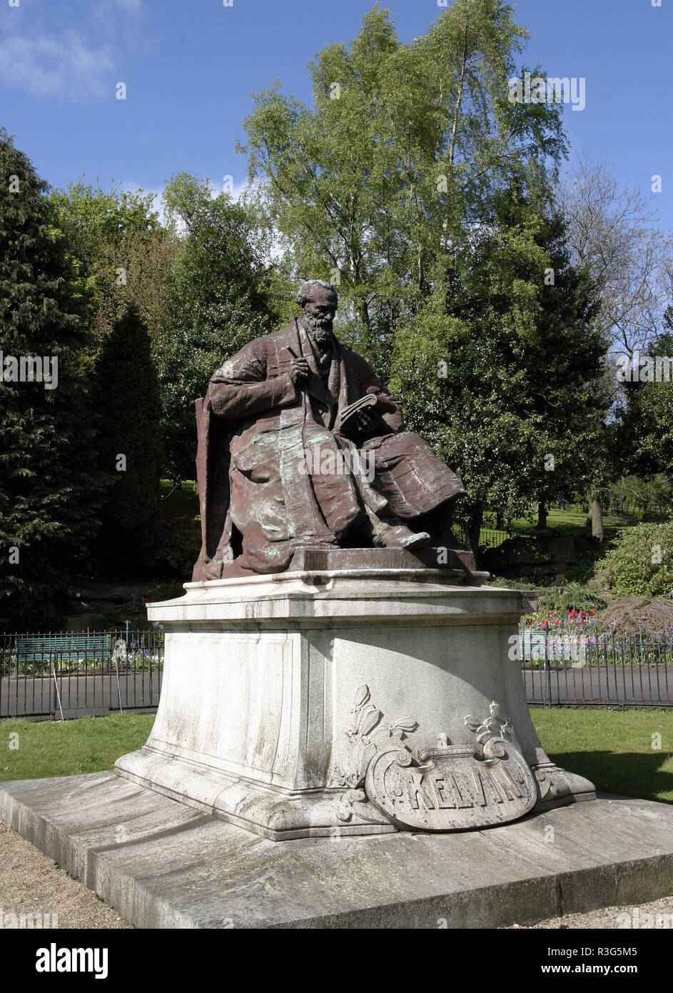 Questa statua di Lord Kelvin, (William Thomson), che fu un fisico matematico e ingegnere ed è meglio conosciuto per escogitare la temperatura assoluta scala. La statua si trova in Kelvingrove Park accanto al fiume Kelvin a Glasgow. Foto Stock