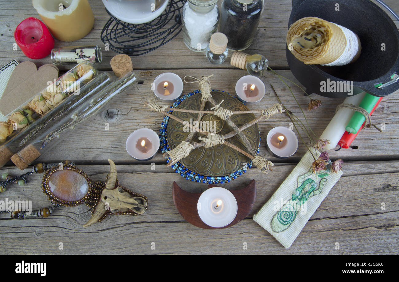 Gli strumenti magici e gli ingredienti per il rituale Wiccan Foto Stock