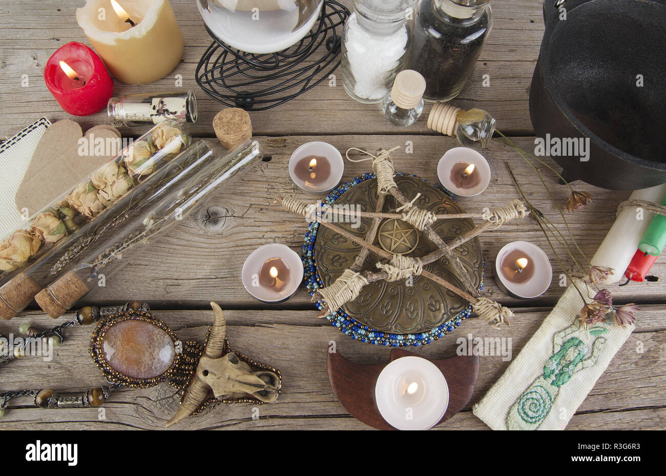 Gli strumenti magici e gli ingredienti per il rituale Wiccan Foto Stock