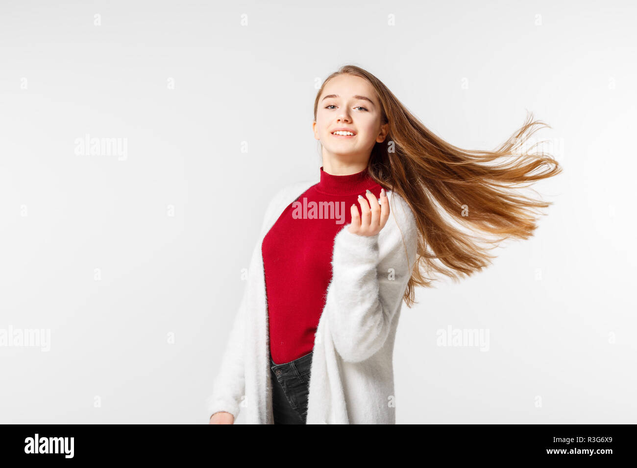 Giovani entusiasti ragazza adolescente con lon capelli in studio. Lo stile di vita della gioventù sfondo con spazio di copia Foto Stock