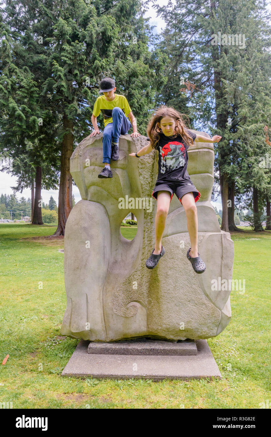 Giovani che giocano sulla scultura, Blue Mountain Park, Coquitlam, British Columbia, Canada Foto Stock