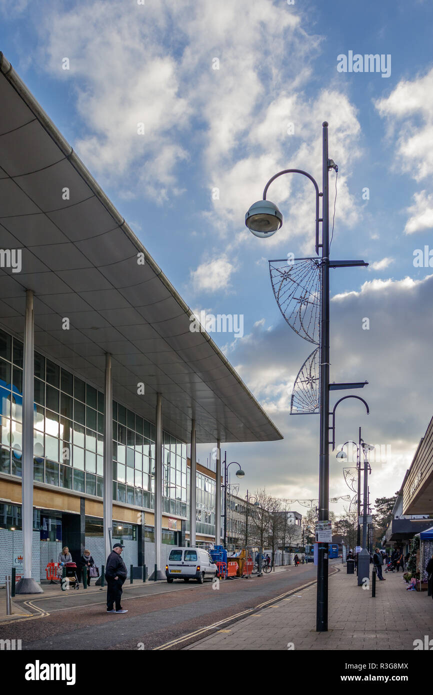 CRAWLEY, WEST SUSSEX/UK - novembre 21 : Street scene in Crawley West Sussex il 21 novembre 2018. Persone non identificate Foto Stock