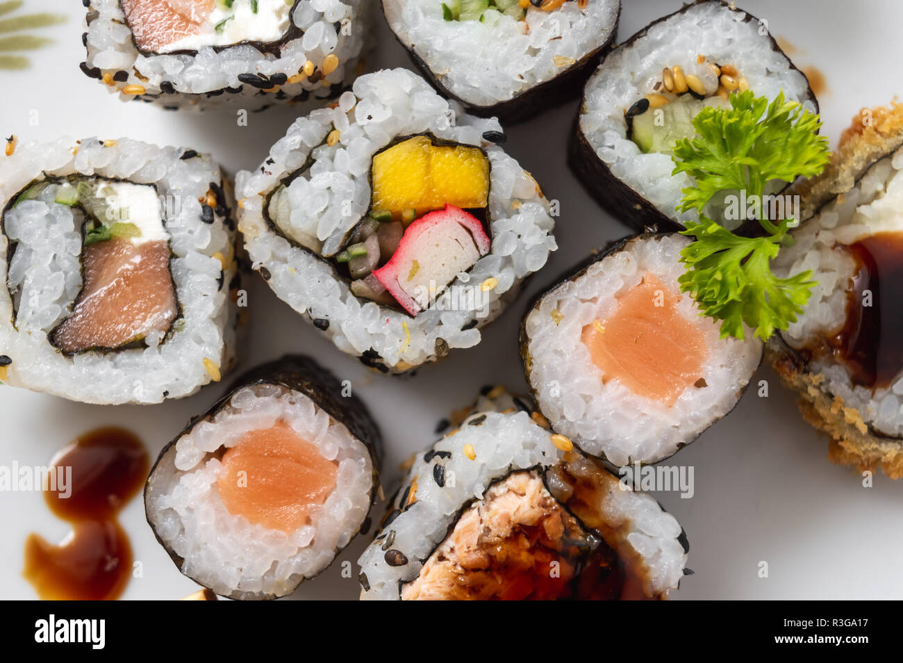 Il cibo giapponese: Uramaki, sushi e rullo a caldo su di una piastra. Vista  superiore Foto stock - Alamy