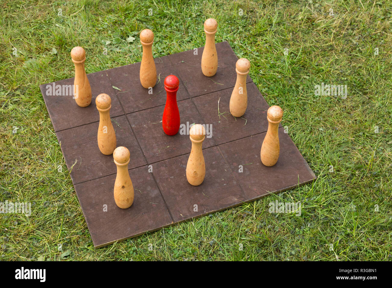 Un vecchio stile classico tradizionale di giardino birilli su un consiglio di amministrazione che richiedono il lancio di una palla colorata da giocatori. Regno Unito (98) Foto Stock