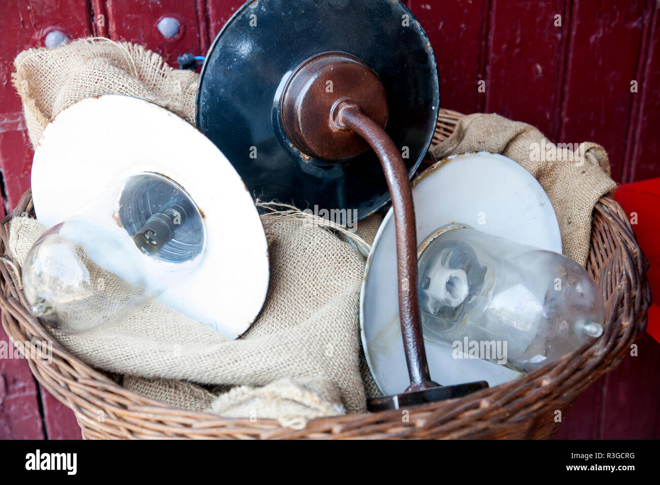 Vintage lampade in metallo insieme in un cestello ad essere venduti in un mercato delle pulci Foto Stock