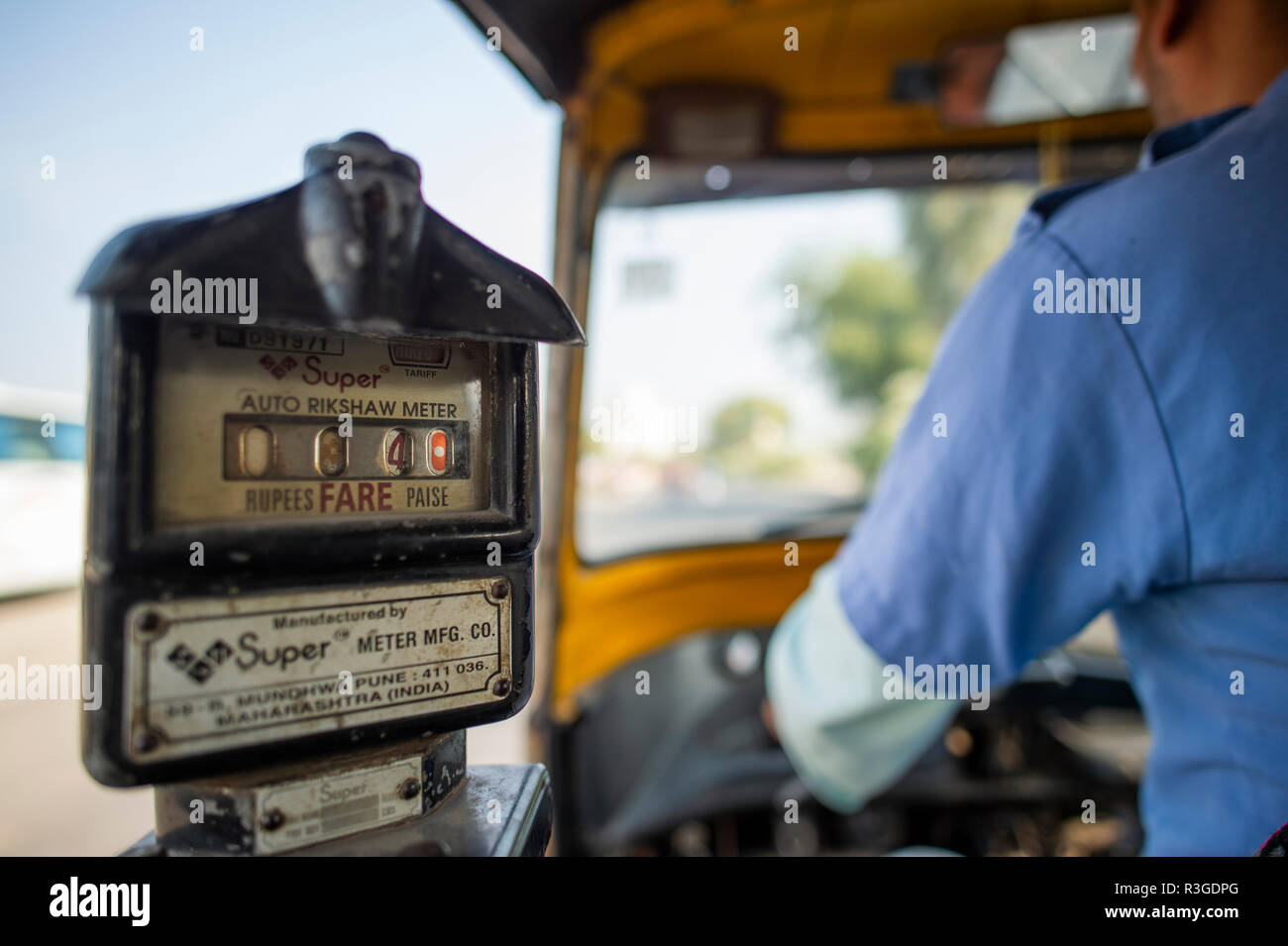 Nuova Delhi - India - 02 dicembre 2017. Vista ravvicinata di un tassametro su un auto rickshaw (noto anche come tuc tuc). Foto Stock