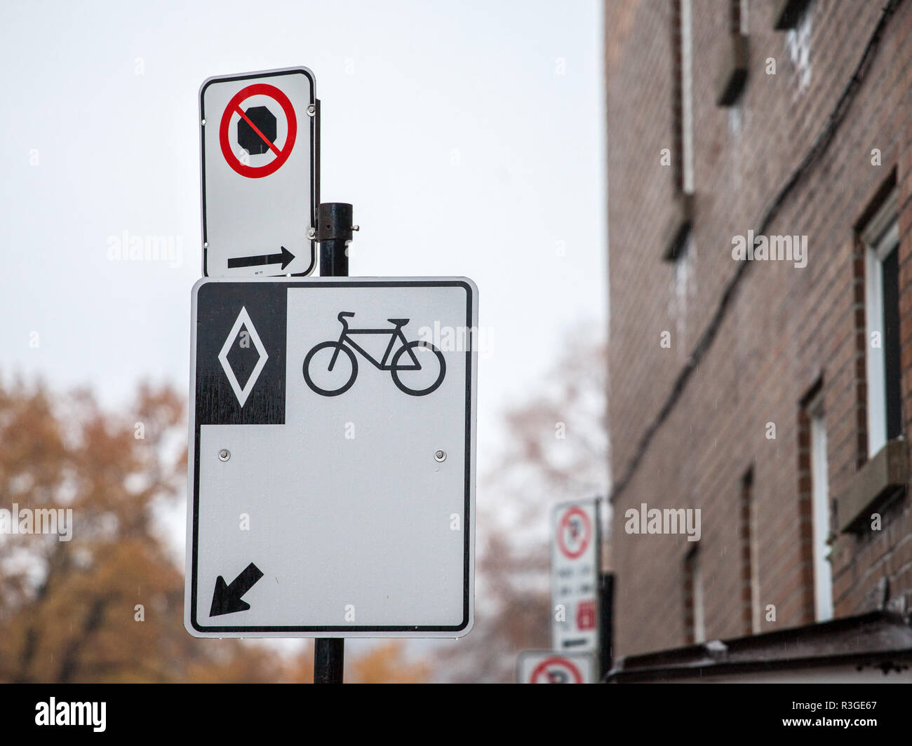 Standard nordamericano cartello stradale che indica una pista ciclabile a Montreal, Quebec, Canada. La città è attualmente in via di sviluppo la bicicletta come un transpo ecologico Foto Stock