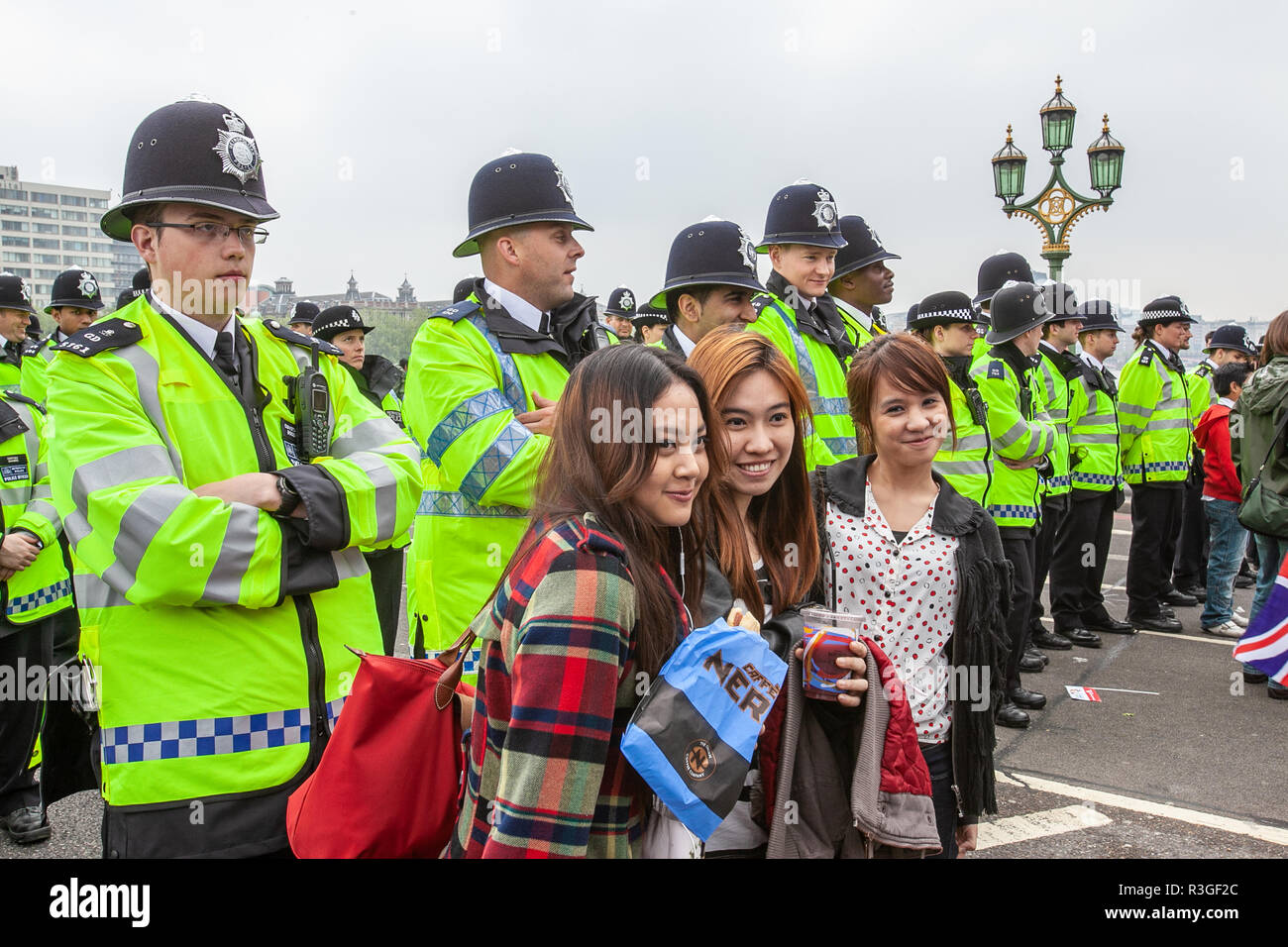 Royal Wedding di William e Kate con la folla e la polizia di Londra centrale facendo Selfies, con gli ufficiali di polizia Foto Stock