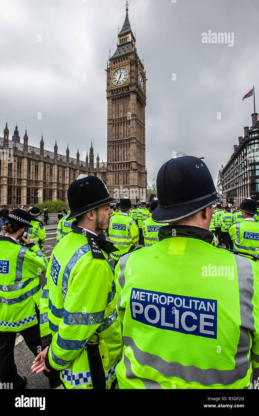 Gli ufficiali di polizia di pattuglia nel centro di Londra Foto Stock