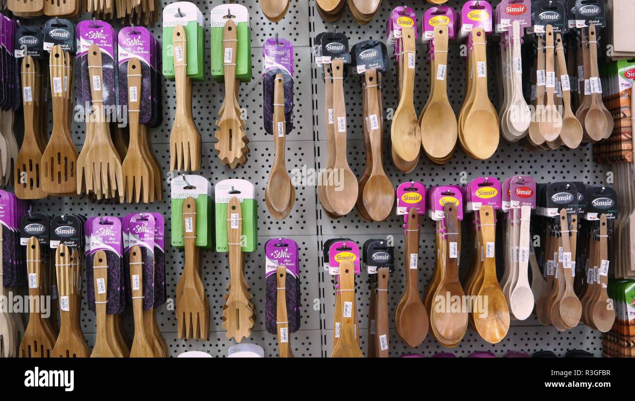 Cucchiai di legno e accessori da cucina in un negozio in Turchia Foto Stock
