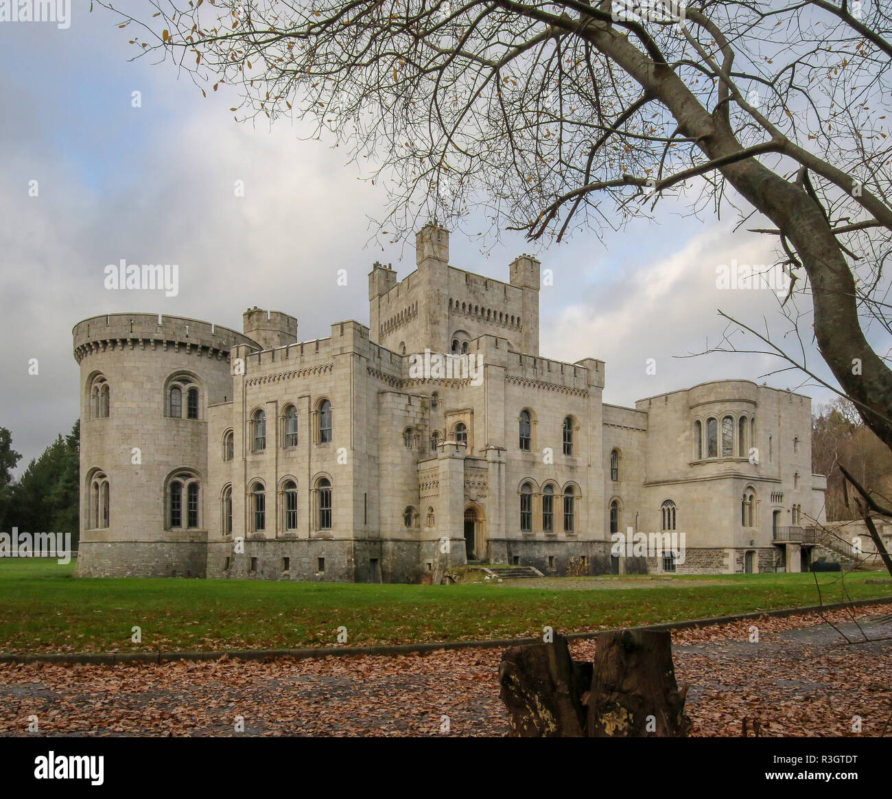 Ex castello oggi trasformato in appartamenti.Il castello di Gosford, foresta di Gosford Park, nella contea di Armagh nell'Irlanda del Nord. Foto Stock