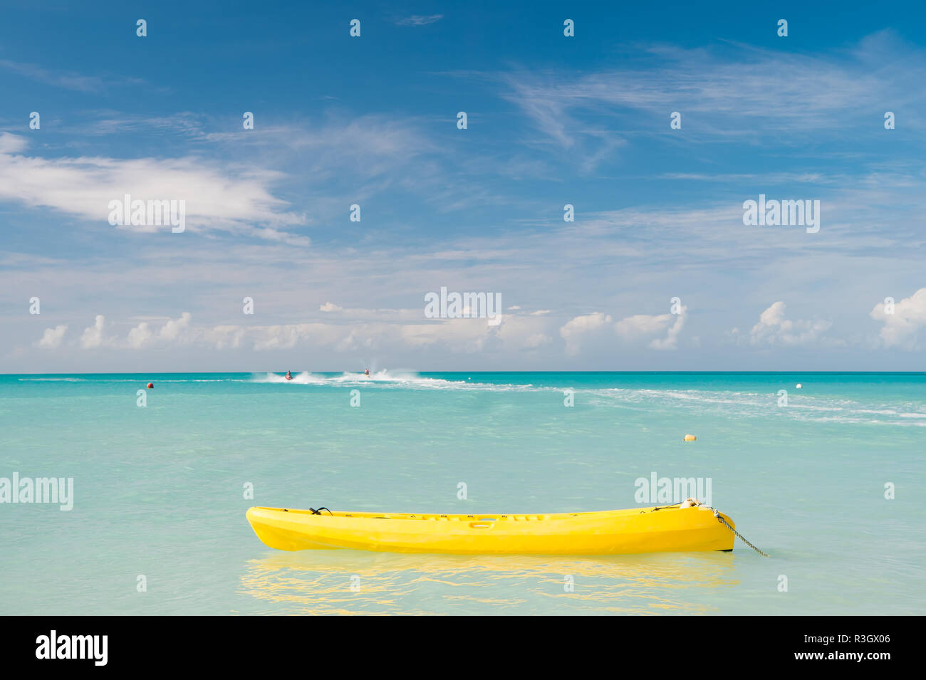 Godetevi l'estate. Trascorrere una vacanza emozionante occupazione.st Johns Antigua. Mare turchese giallo acqua canoa vicino alla spiaggia. Intrattenimento estremo "vacatio tropicale Foto Stock