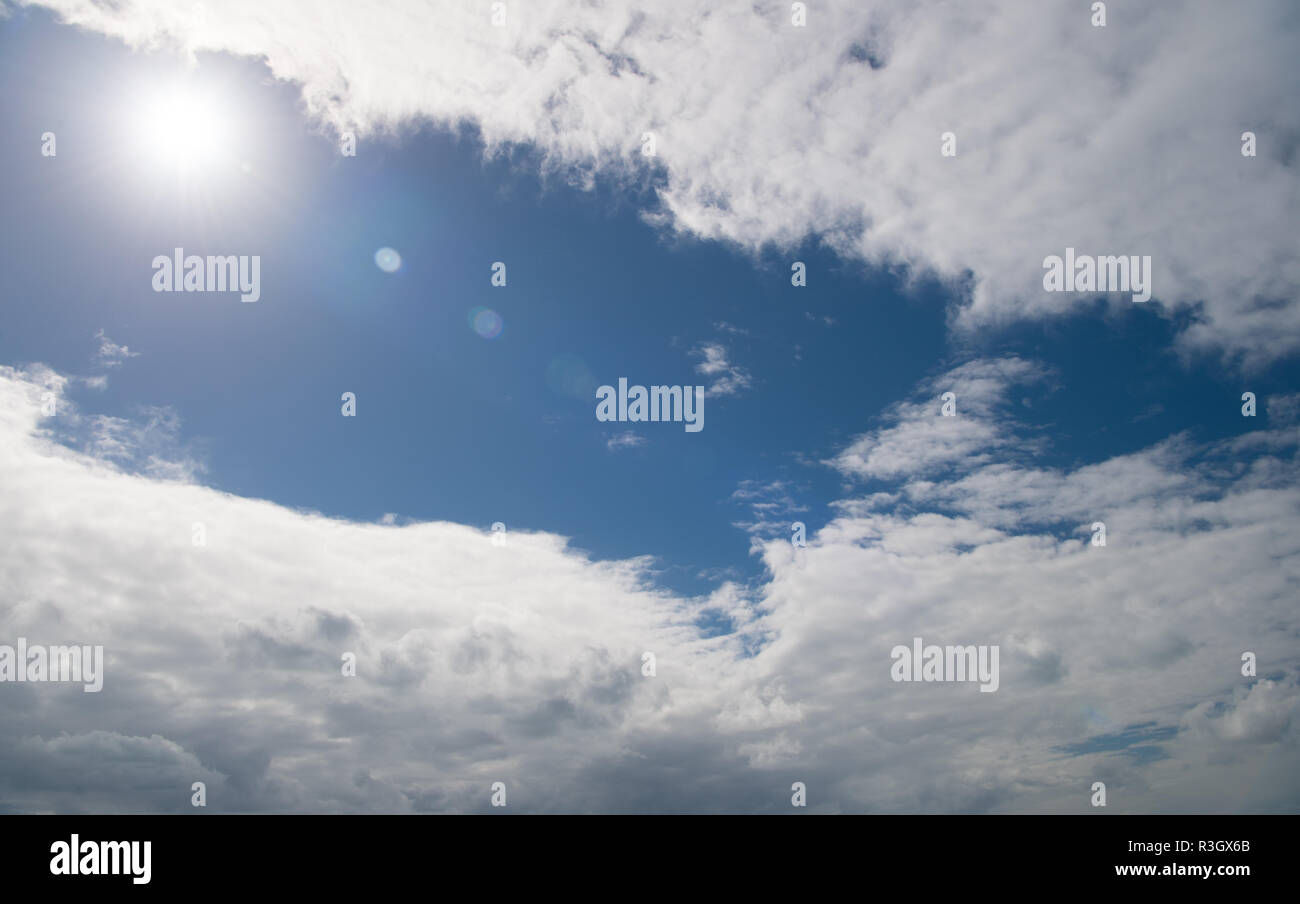 Cielo blu luminoso sole tra le nuvole bianche. Previsioni meteo tropic island, st Johns Antigua. Caldo clima tropicale. Tropical tempo caldo. Mettere sunscreen Foto Stock
