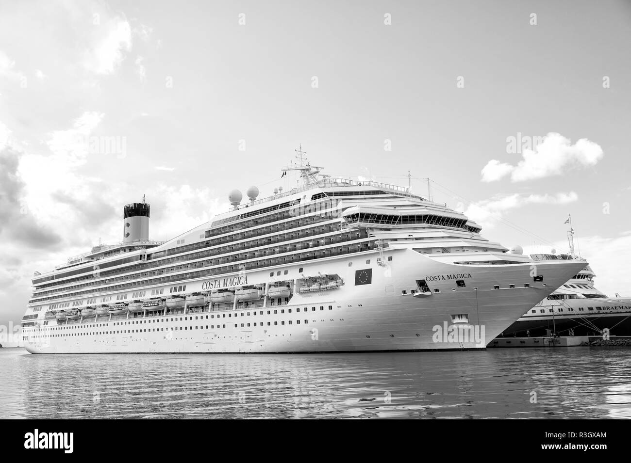 St. Johns, Antigua - Marzo 05, 2016: ocean liner nave da crociera Costa Magica nel porto di mare. Estate vacanze viaggi wanderlust di lusso. Foto Stock