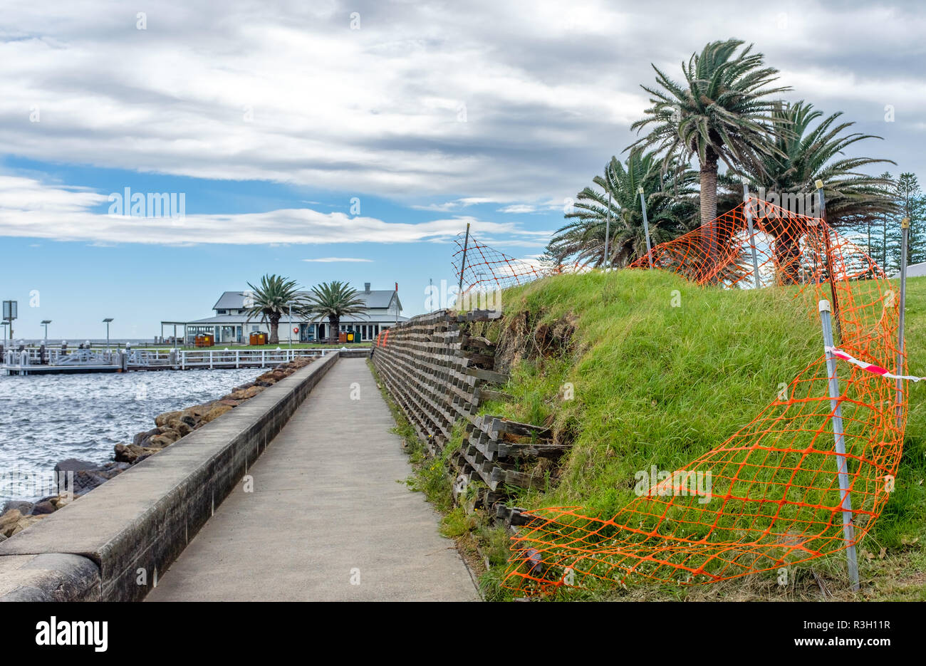 Il cambiamento climatico danno di erosione al porto di rinforzi di parete causato da danni provocati dalla tempesta dopo extreme eventi meteo alla parete del porto, NSW, Australia Foto Stock