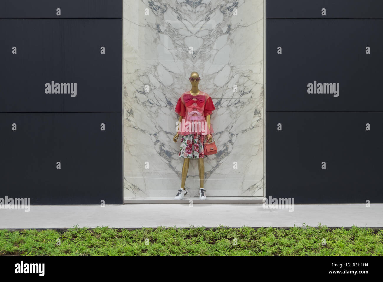 Alta moda finestra boutique a Tokyo in Giappone. Foto Stock