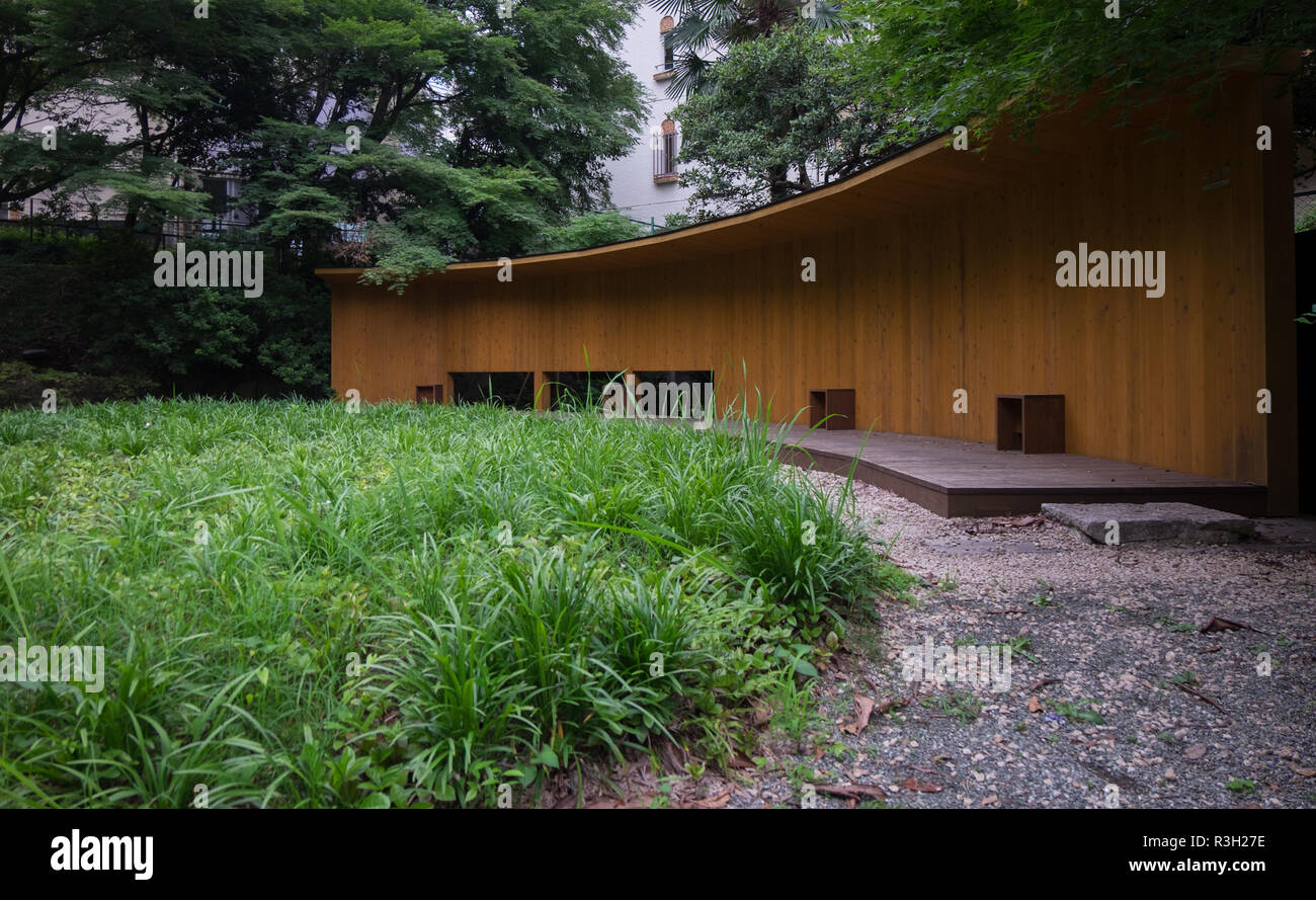 Un po', gemma nascosta di un giardino urbano nella zona di Akasaka di Tokyo, Giappone. Esso è chiamato il boschetto di vita e si compone di giardini con piccole casette di legno Foto Stock