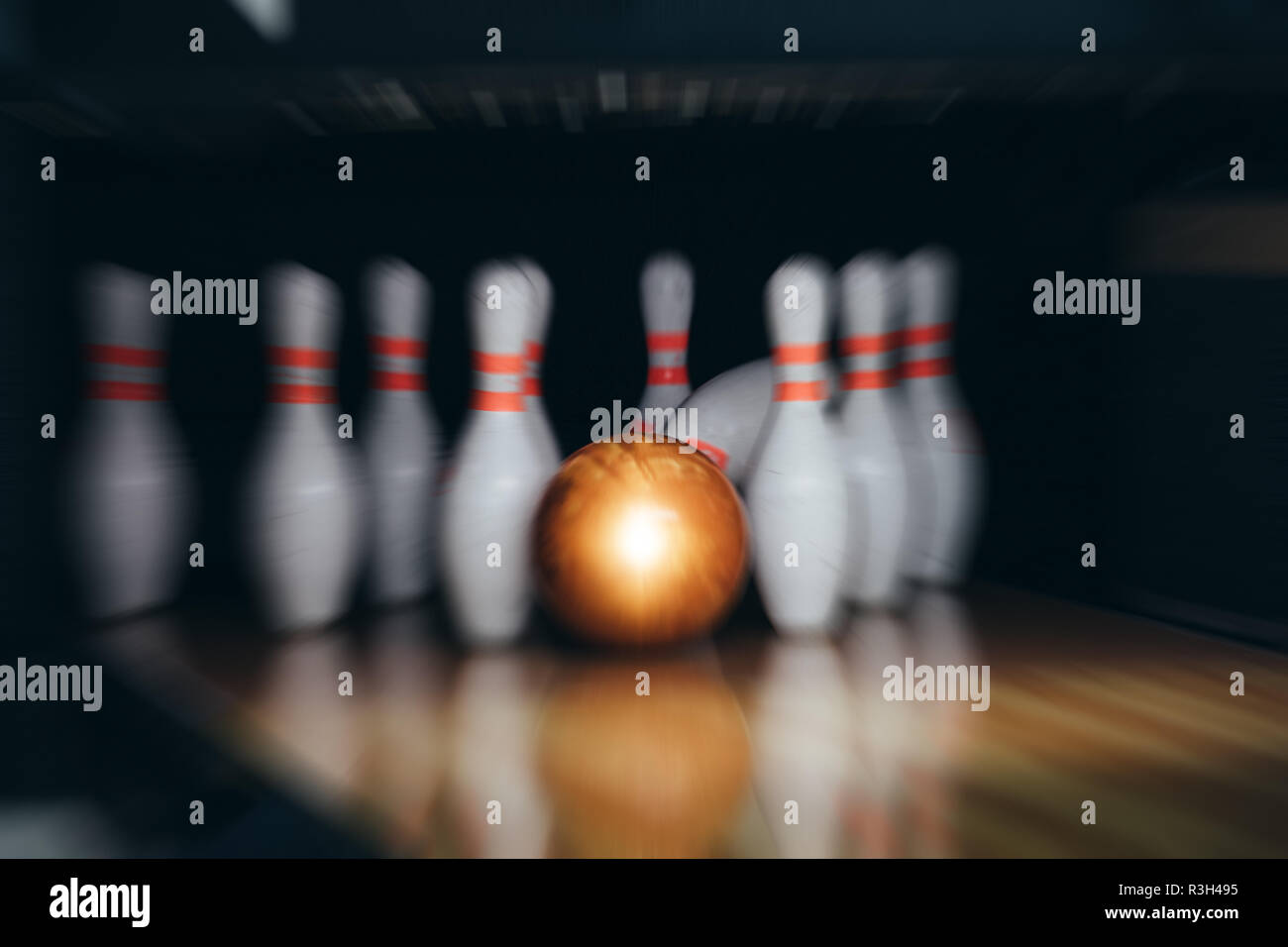 Sfocatura Del Movimento Della Palla Da Bowling E Birilli Sul Campo Di Gioco Foto Stock Alamy