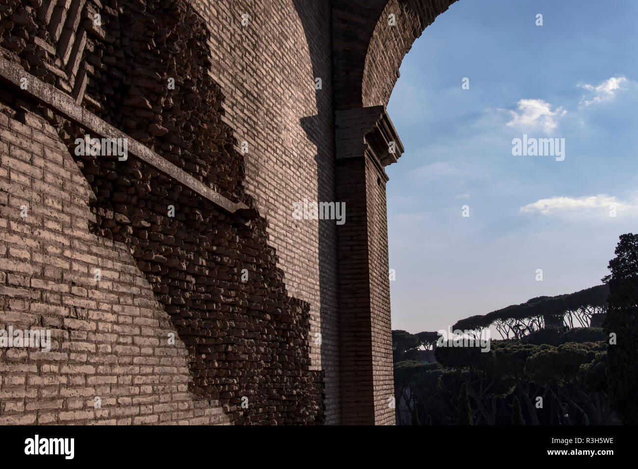 Roma, Italia. Ora d'oro presso il Colosseo (colore) Foto Stock