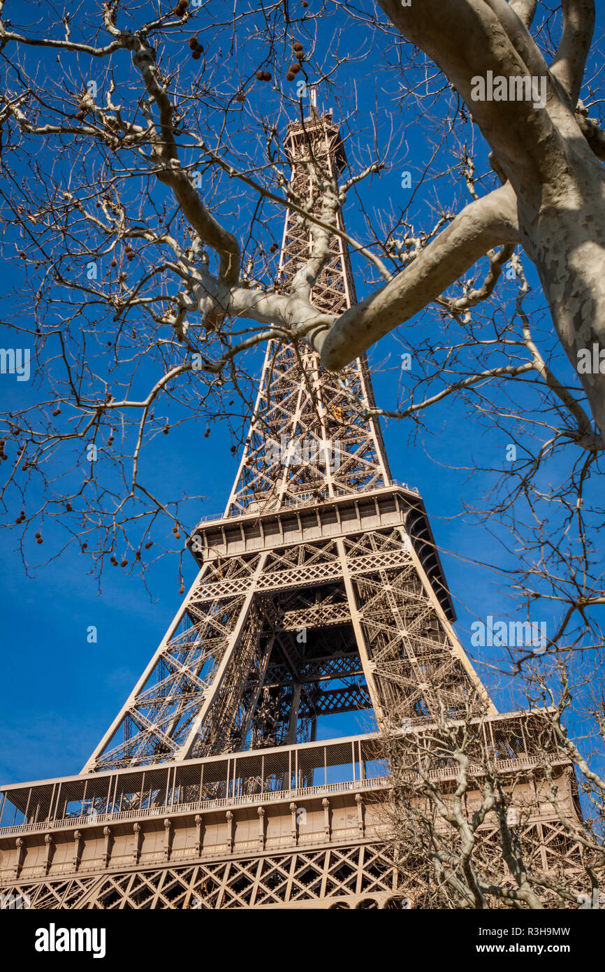 La Torre Eiffel a Parigi landmark contro il cielo blu Foto Stock