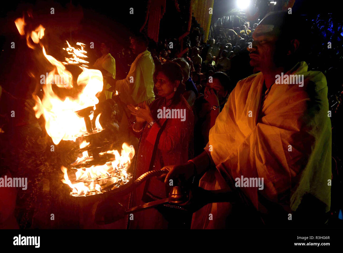 Kolkata, India. 22 Novembre, 2018. Devoti indù eseguire rituali in occasione di Dev Deepavali presso la banca del fiume Gange. Credito: Saikat Paolo/Pacific Press/Alamy Live News Foto Stock