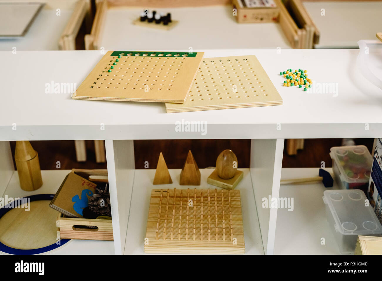 Tavola di legno per imparare a contare i numeri ed eseguire operazioni matematiche. Foto Stock