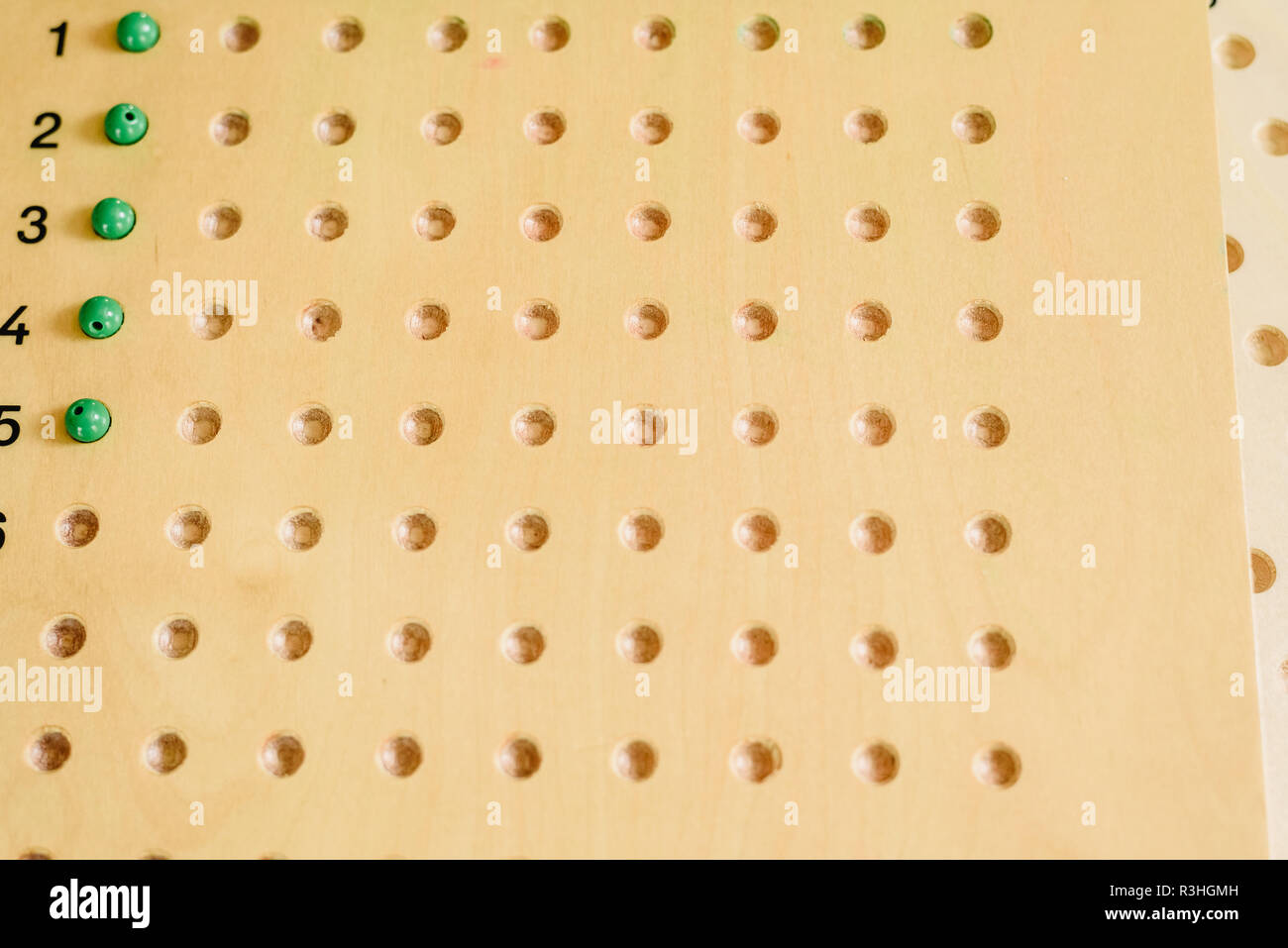 Tavola di legno per imparare a contare i numeri ed eseguire operazioni matematiche. Foto Stock