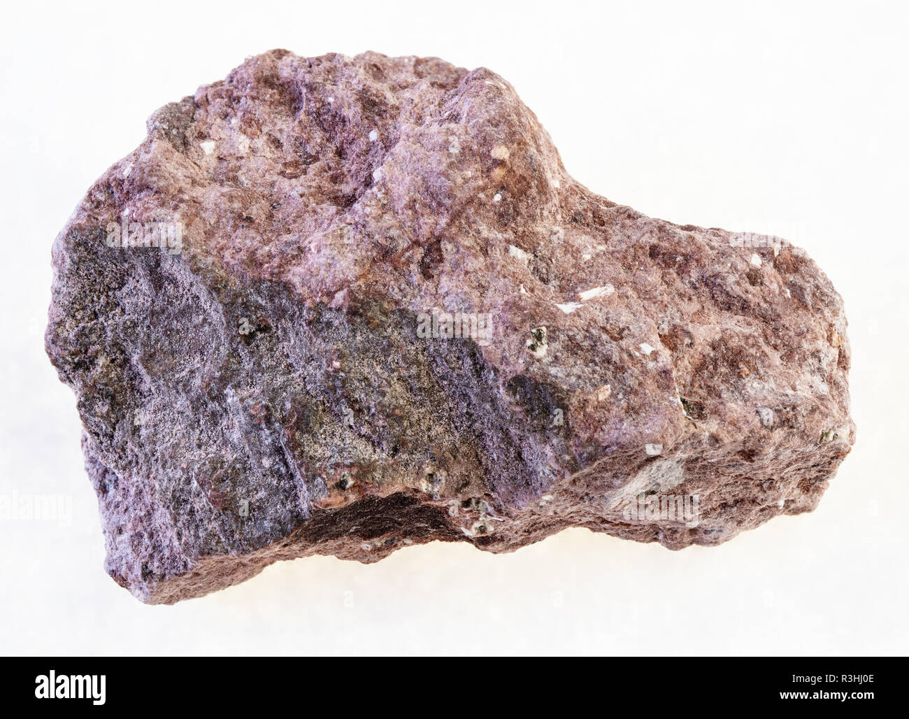 La fotografia macro di naturale minerale da collezione geologica - irregolare cenere di rosa pietra di tufo su sfondo bianco Foto Stock