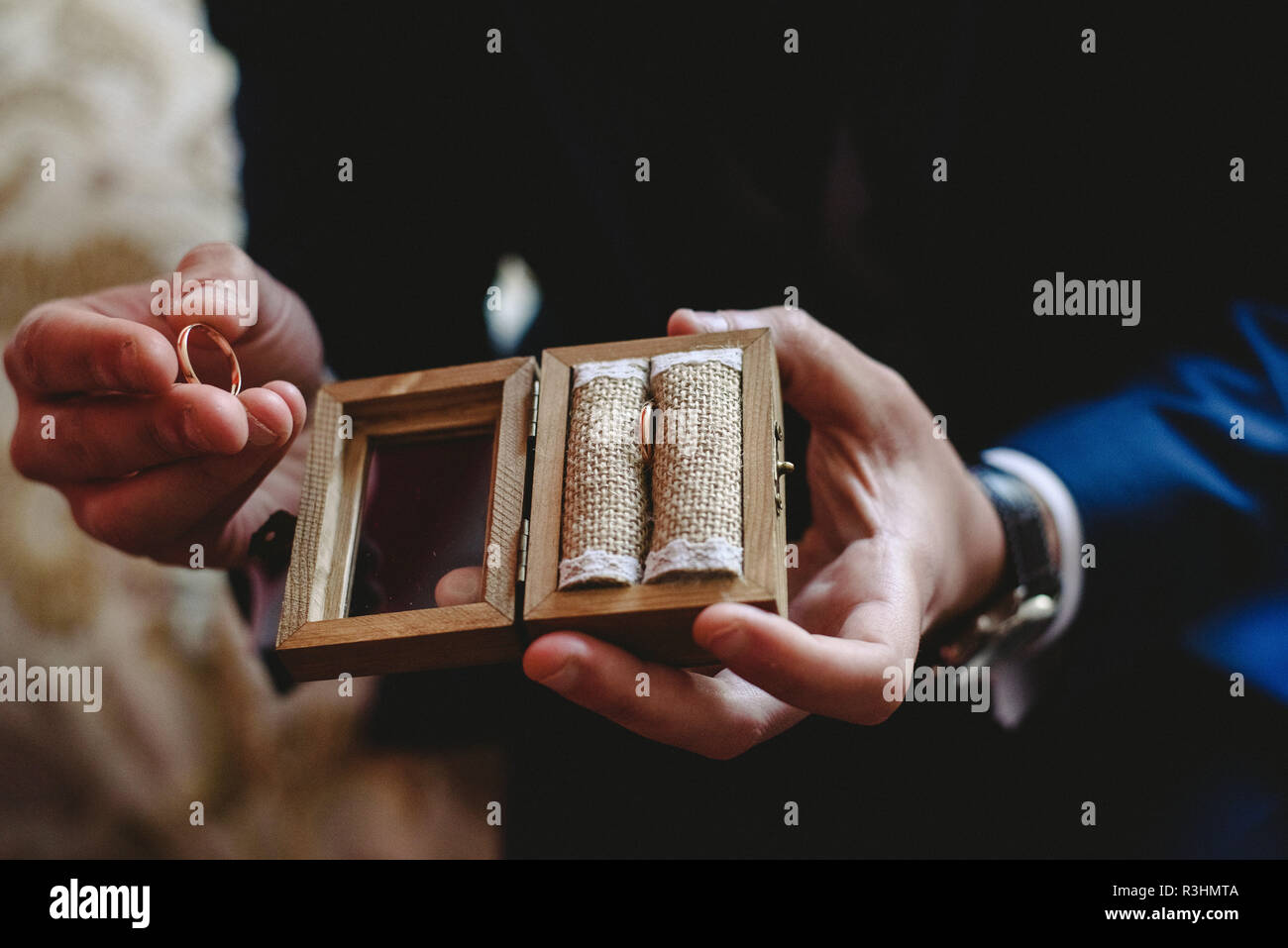 Solo oro e argento gli anelli di nozze Foto Stock