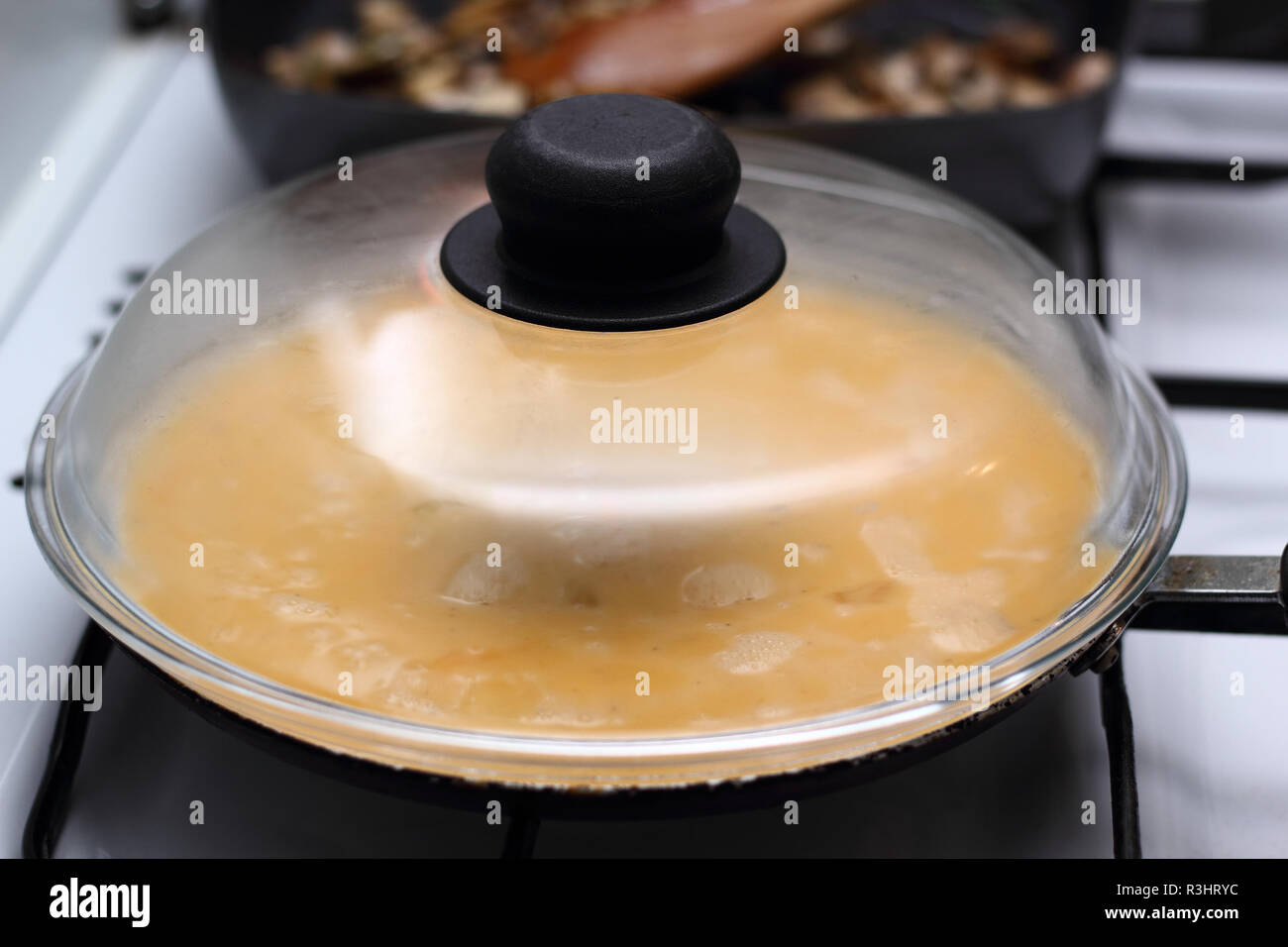 Frittata di cottura in padella chiusa con coperchio vetro Foto Stock