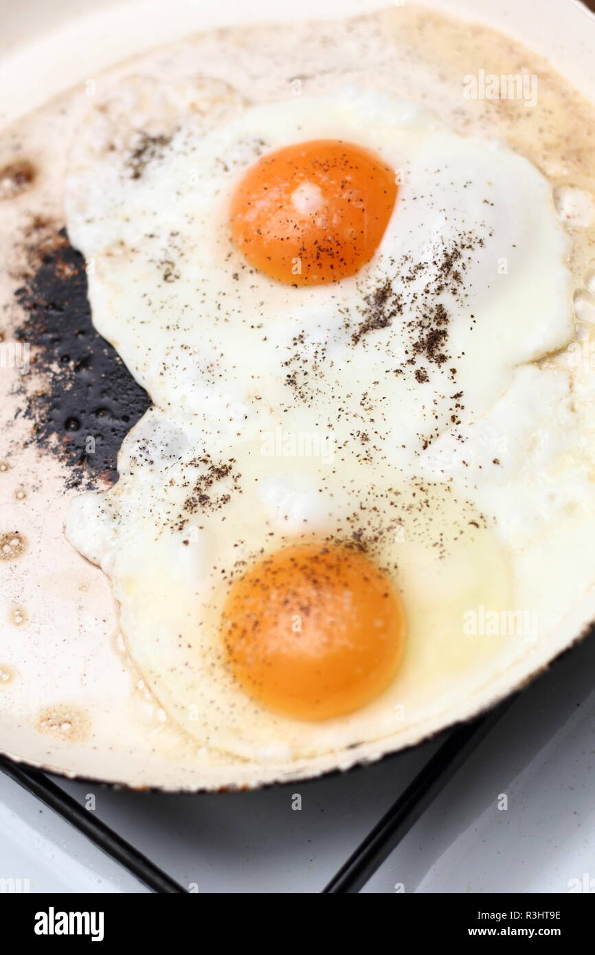 Facendo parte soleggiata fino le uova con il pepe e il sale. Foto Stock